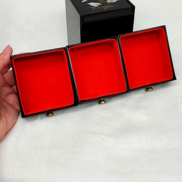 - Vintage Lacquered  jewelry box with mother of pearl calla  inlay made in… - Picture 4 of 11